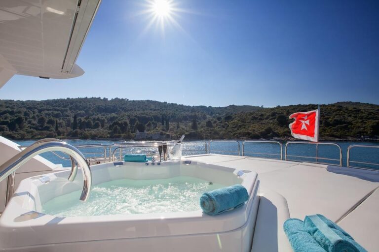LIDIA III - Sundeck Jacuzzi