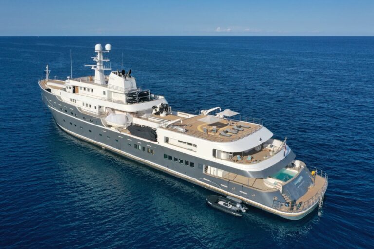 Superyacht AQUA LARES