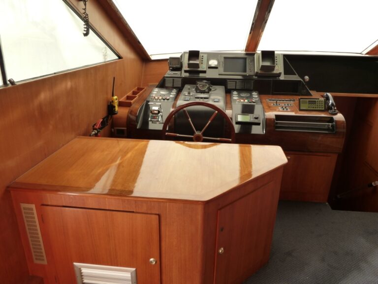 Lady Tatiana of London - Pilothouse