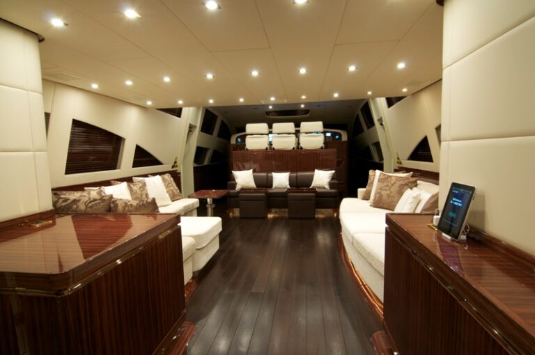 Leopard ADDICTION - Main Deck Salon