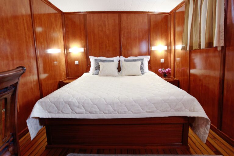 Luna - Queen Cabin