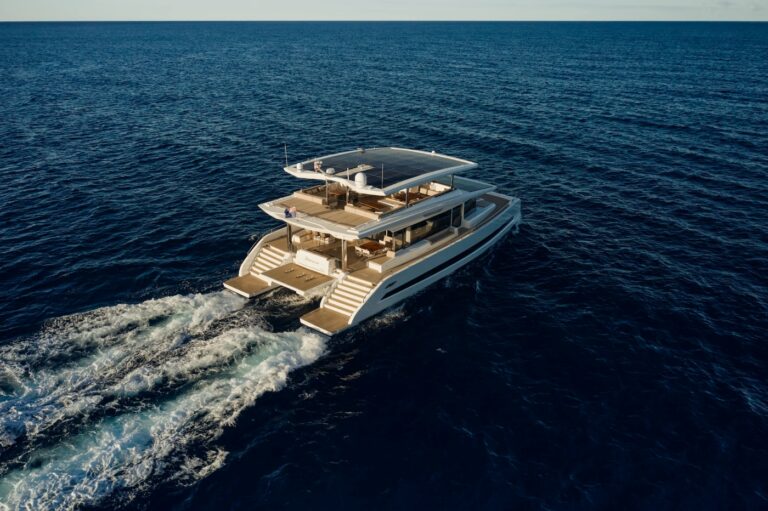 Luxury Superyacht ATRAVERSIA