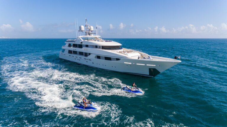 Luxury Motor Yacht CHASING DAYLIGHT