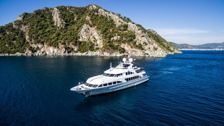 Luxury Motor Yacht QUEST R