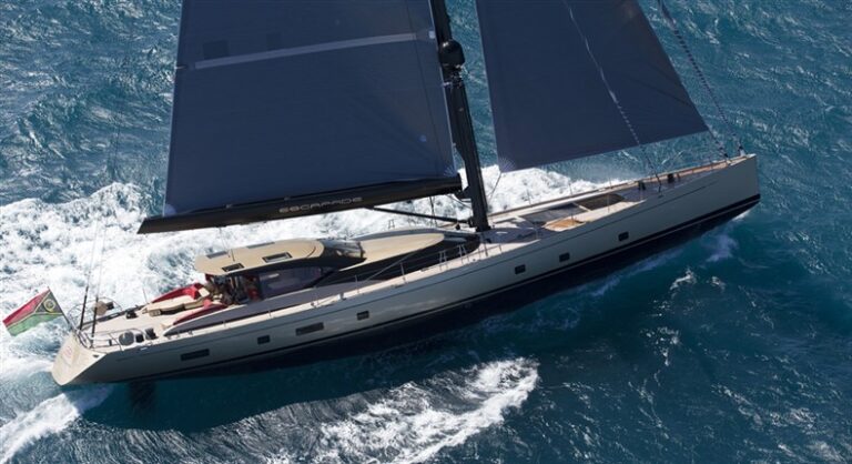 Luxury yacht Escapade - side view - Photo by Andrea Francolini