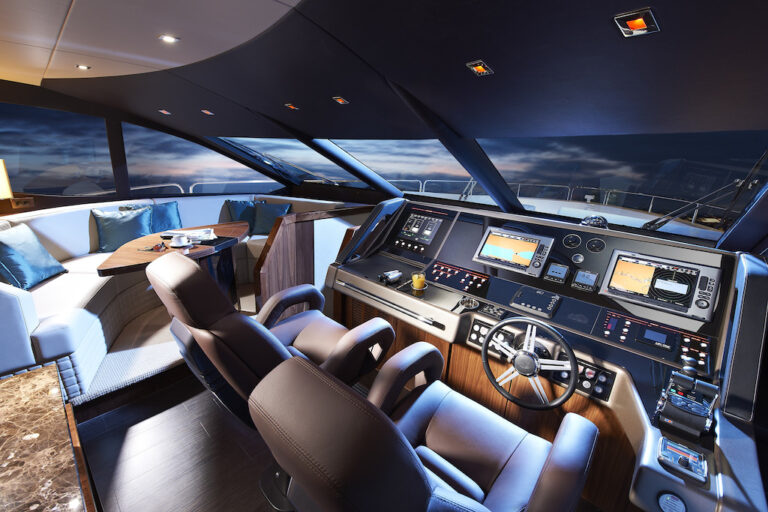 Luxury yacht HIGH ENERGY - Helm