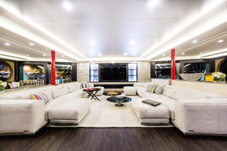 Luxury Yacht SALUZI Skylounge