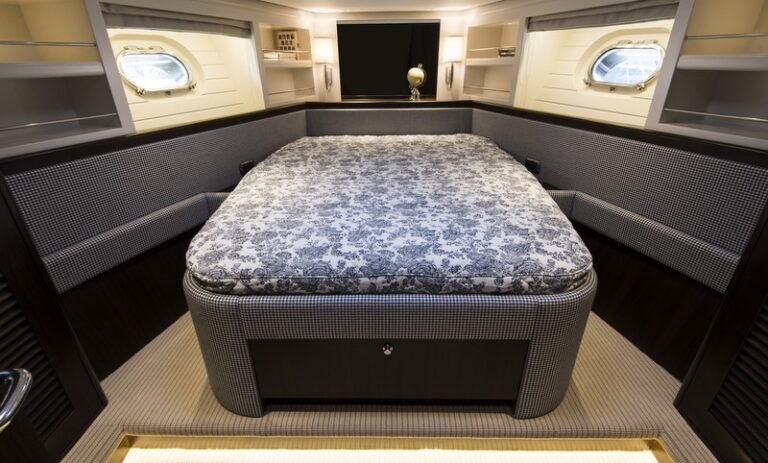 Luxury yacht Strathearn - VIP Cabin