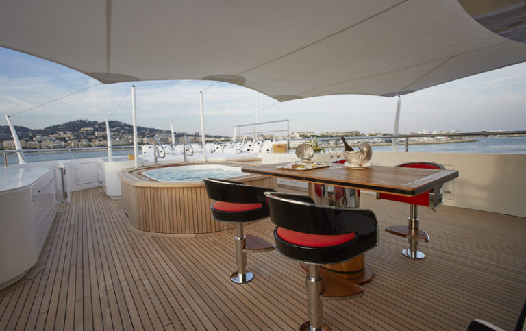 MADAME KATE - Sun Deck