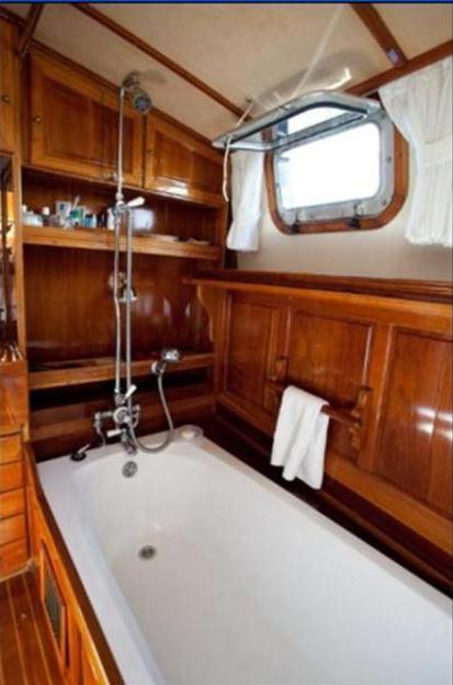 MALAIKA - Master Bath