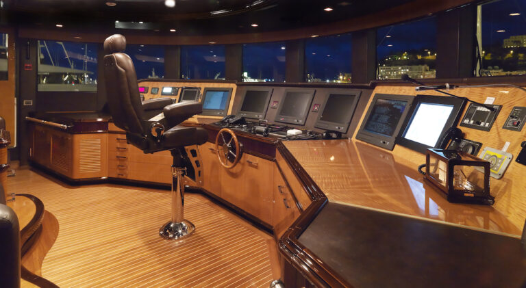MEAMINA cockpit - Photo Benetti