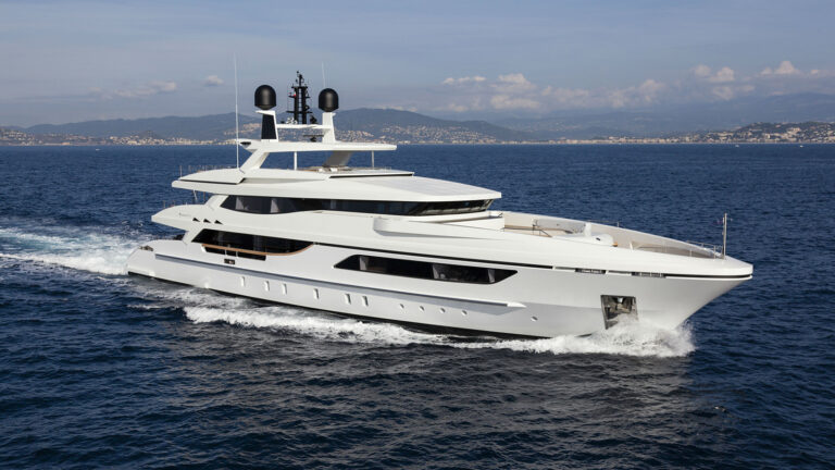 MR T superyacht