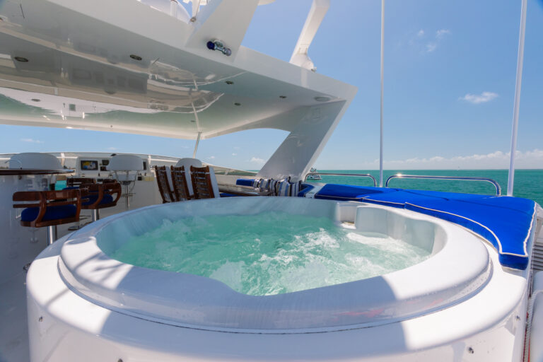 Flybridge jacuzzi