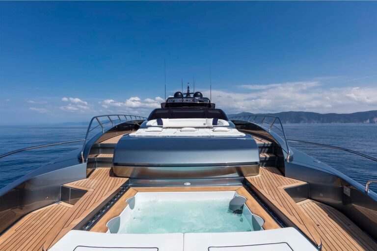 Foredeck With Jacuzzi