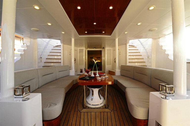 MY BERZINC - Main aft deck