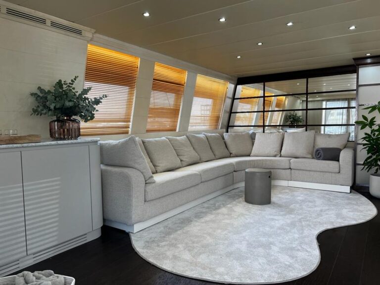 Main Salon Lounge