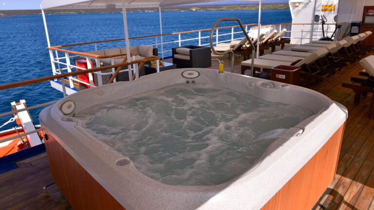 Deck Jacuzzi
