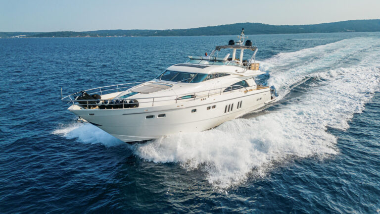 Luxury Yacht JOLIDOR