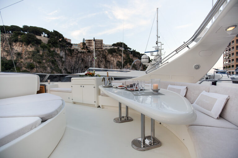 MY LEONIDA - Flybridge dining
