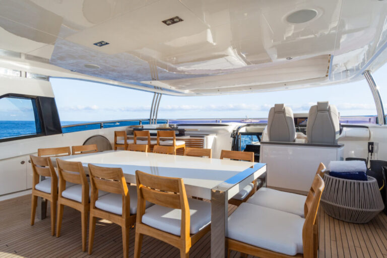 Flybridge dining
