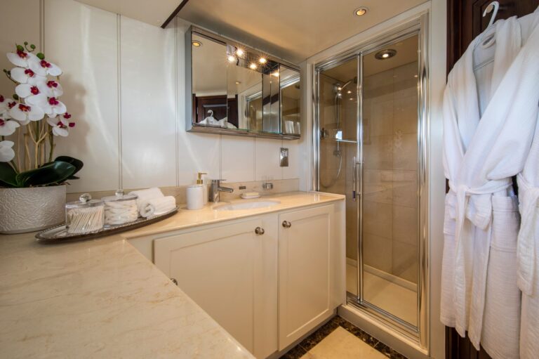 Double Cabin Ensuite Bathroom