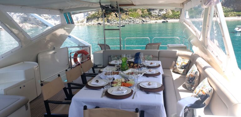 Flybridge dining