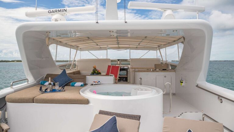 Flybridge With Jacuzzi