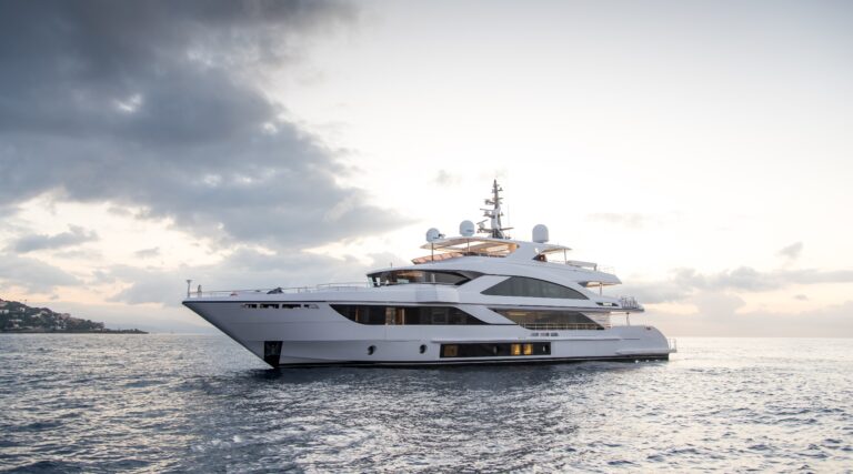 Motor yacht RISING DAWN