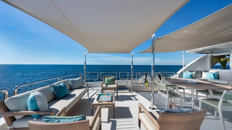Spacious flybridge