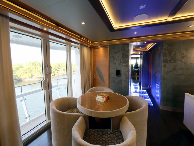 MY SERENITY 133 - Skylounge table