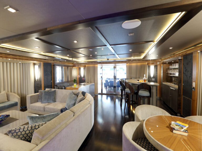 MY SERENITY 133 - Skylounge view