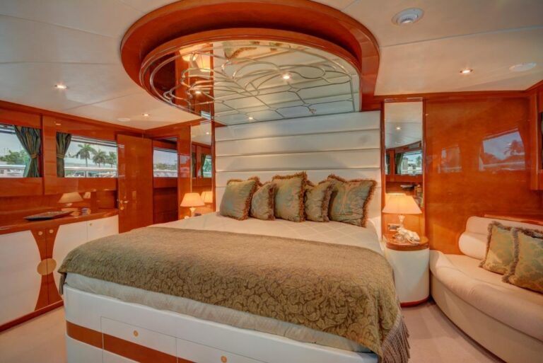 MY SIXTY SIX - Master king bed