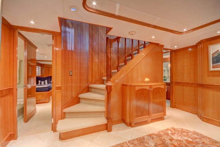 MY THEMIS - Guest cabin foyer