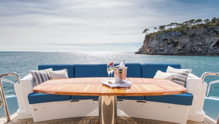 Aft Seating Area - Alfresco Dining