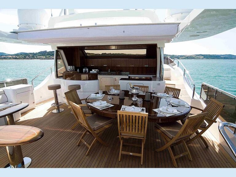 Dining Under The Sun