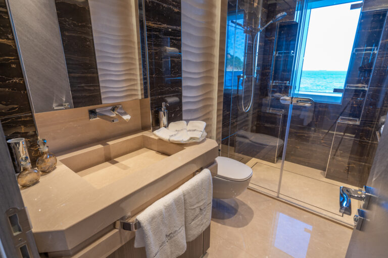 Main Deck Guest Cabin's Bahtroom