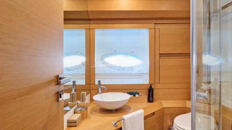 Master Bathroom O1