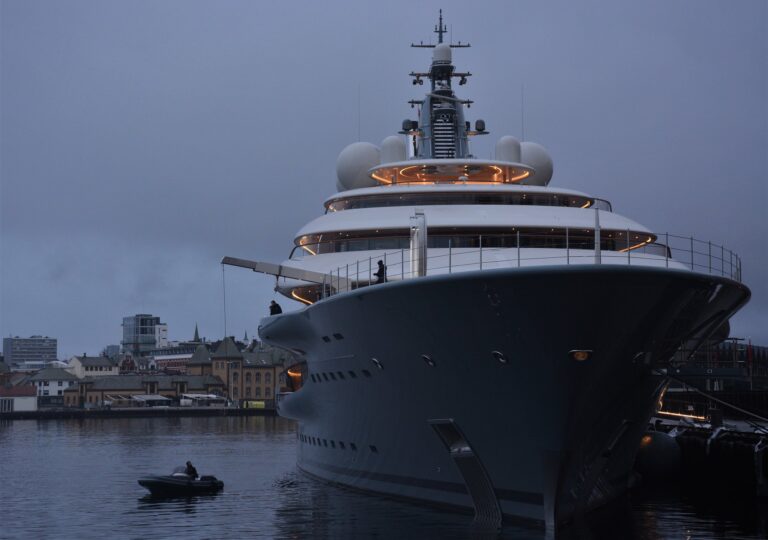 Mega Yacht Flying Fox