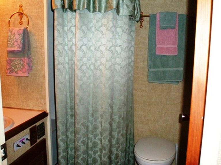 Morning Mist - Garden Cabin Bathroom