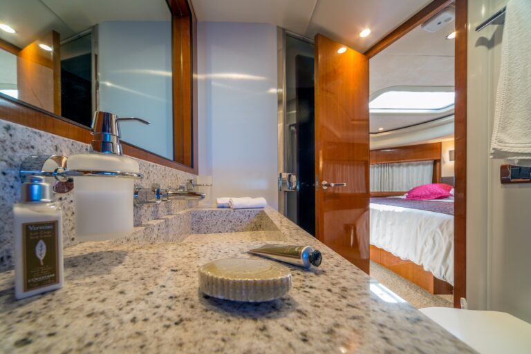 Motor Yacht 66 ABOVE - 017