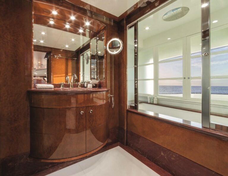 Motor Yacht CHECKMATE. - Master Bath