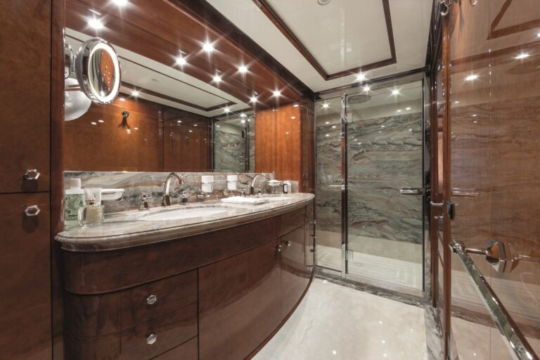 Motor Yacht CHECKMATE. - VIP Bathroom