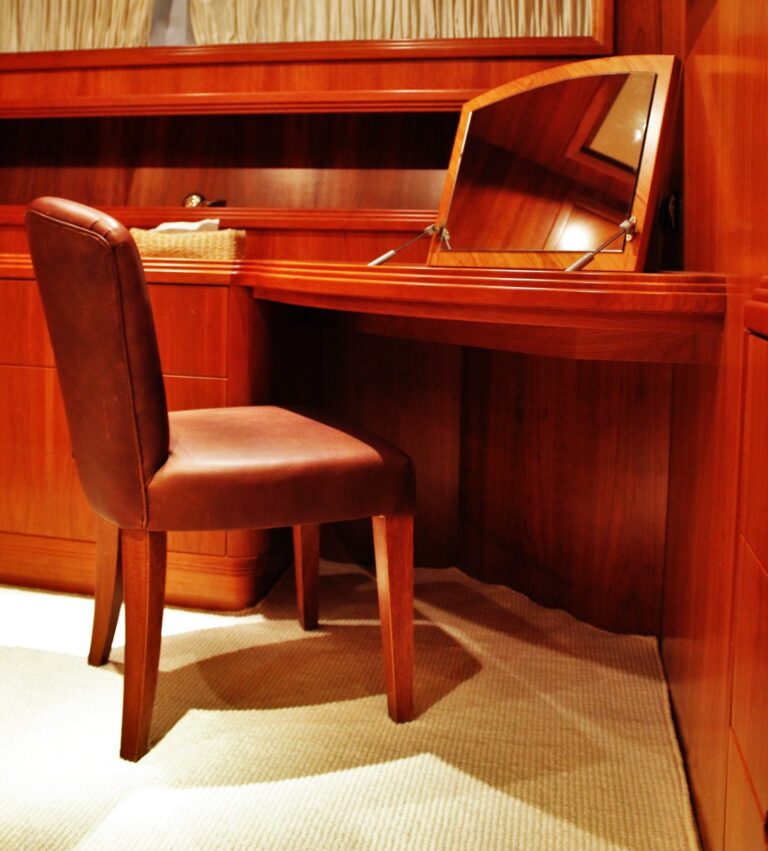 Motor Yacht HAPPY FEET - Master vanity