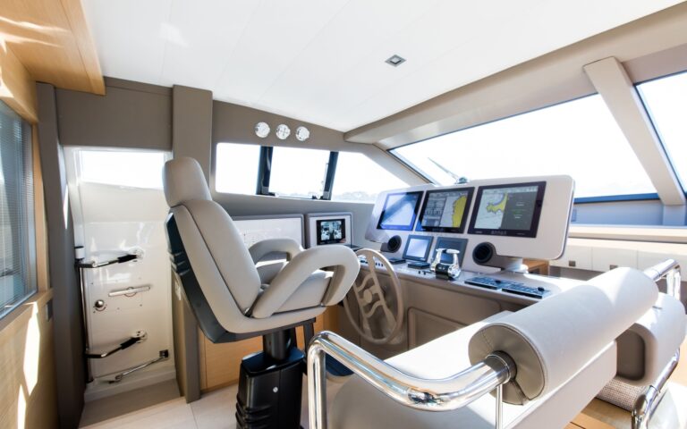 Motor Yacht IGELE - Helm station
