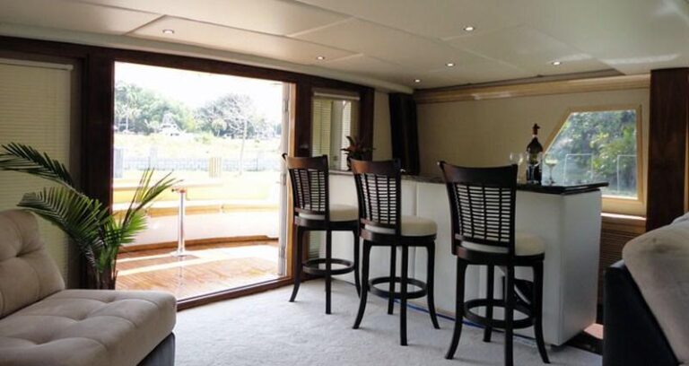 Motor Yacht JUSTINE - Salon Bar