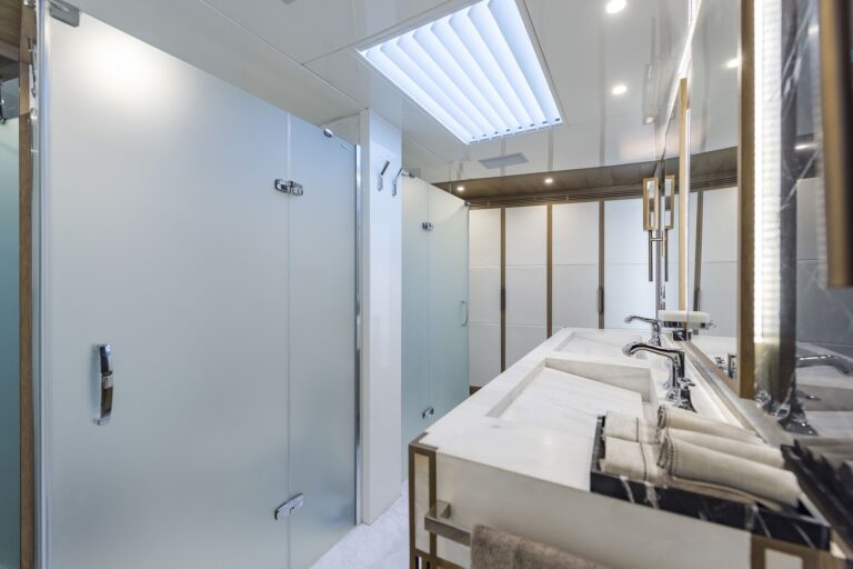 Motor Yacht LIQUID SKY By CMB Yachts - Bath