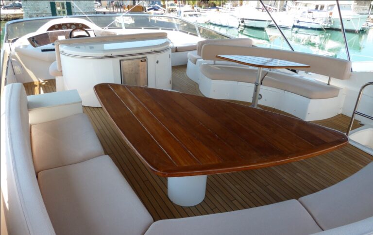 Motor Yacht LUCKY BEAR - Flybridge al fresco dining