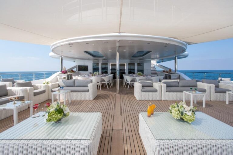 Motor Yacht MOONLIGHT II - Bridge deck aft
