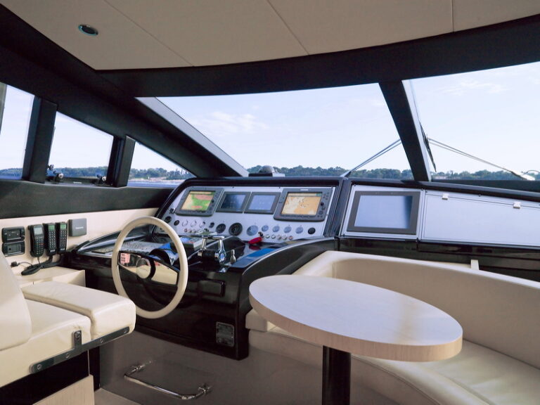 Motor Yacht Stinray M - Bridge