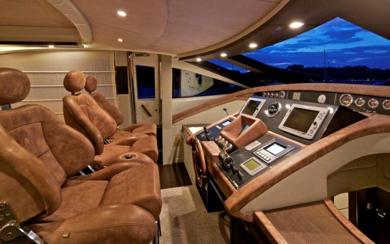 Motor Yacht THEA - Pilothouse